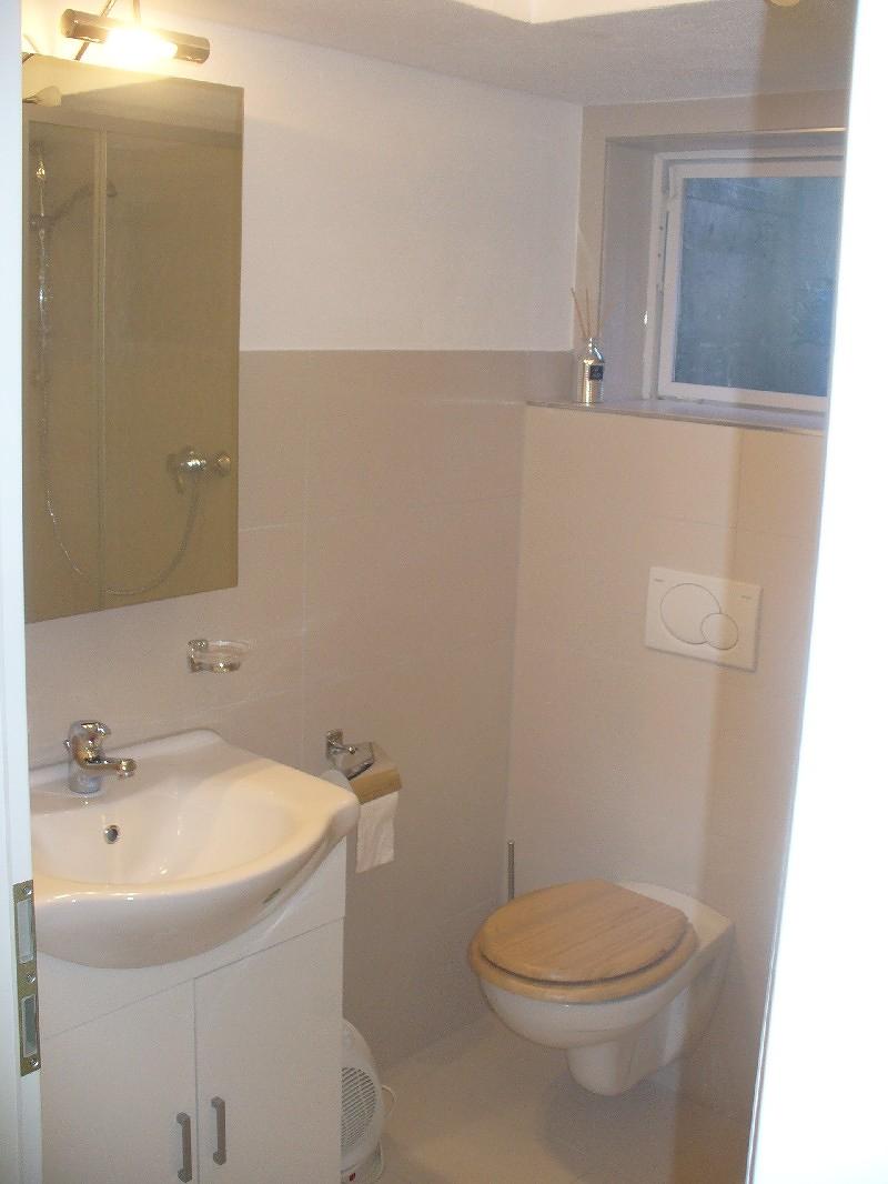 Modernes Bad mit Spiegelschrank & Duschkabine!